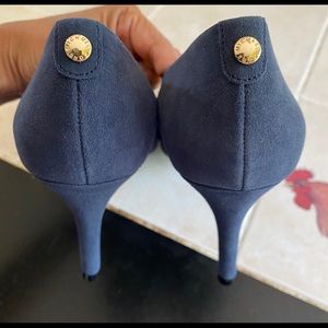 Michael Kors Flex Pump Suede Navy heel